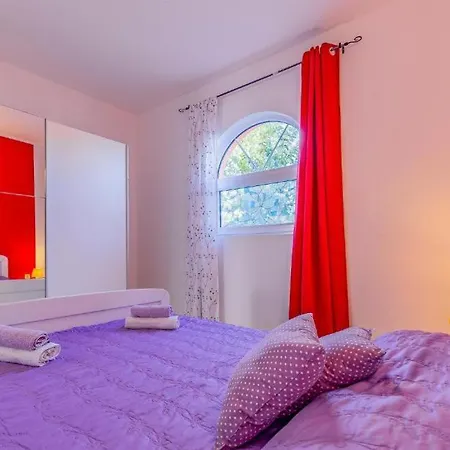 Casa de Férias Casa Loreta - Pet Friendly With Pool Šišan