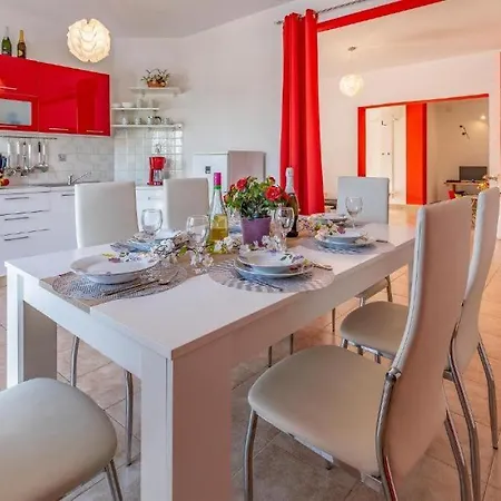 Casa de Férias Casa Loreta - Pet Friendly With Pool Šišan